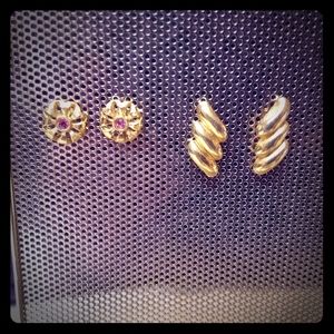 Lot of 2 pairs of Vintage Avon earrings in LNUC